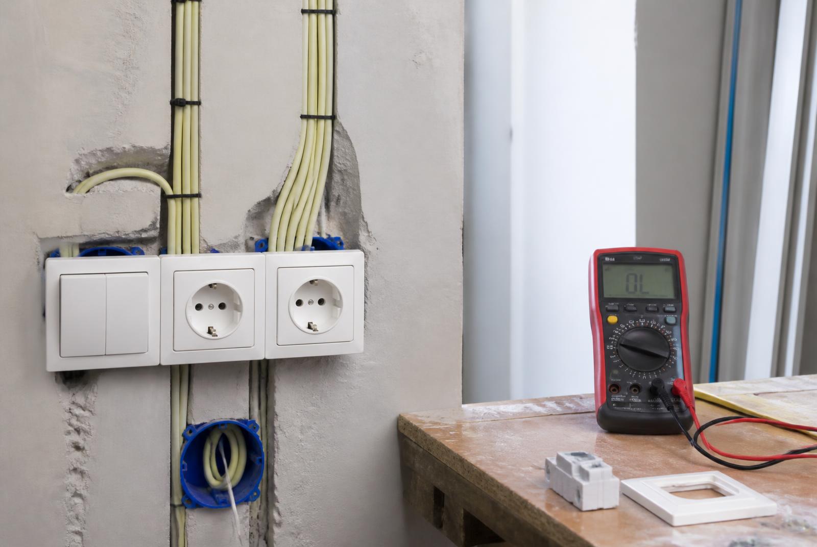 Nette elektrotechnische afwerking: schakelmateriaal, groepenkast en kabelgoot